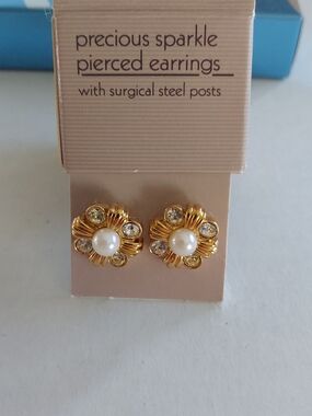 Vintage Avon Precious Sparkle Gold Pearl & Crystal Flower Stud Earrings